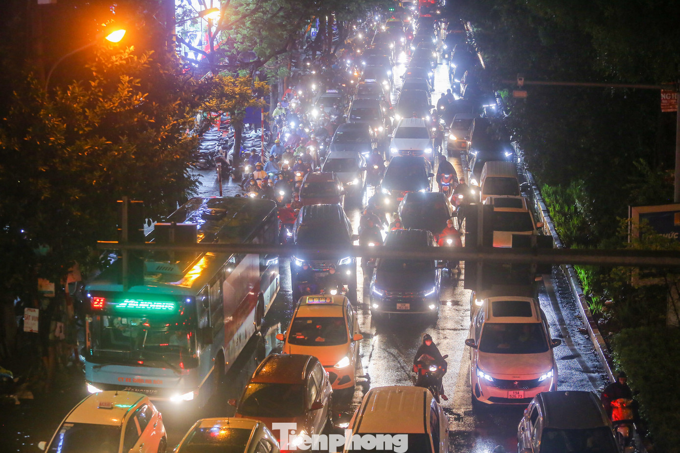 Phương tiện "chôn chân" tại đường Láng đoạn nút giao Láng Hạ - Lê Văn Lương.