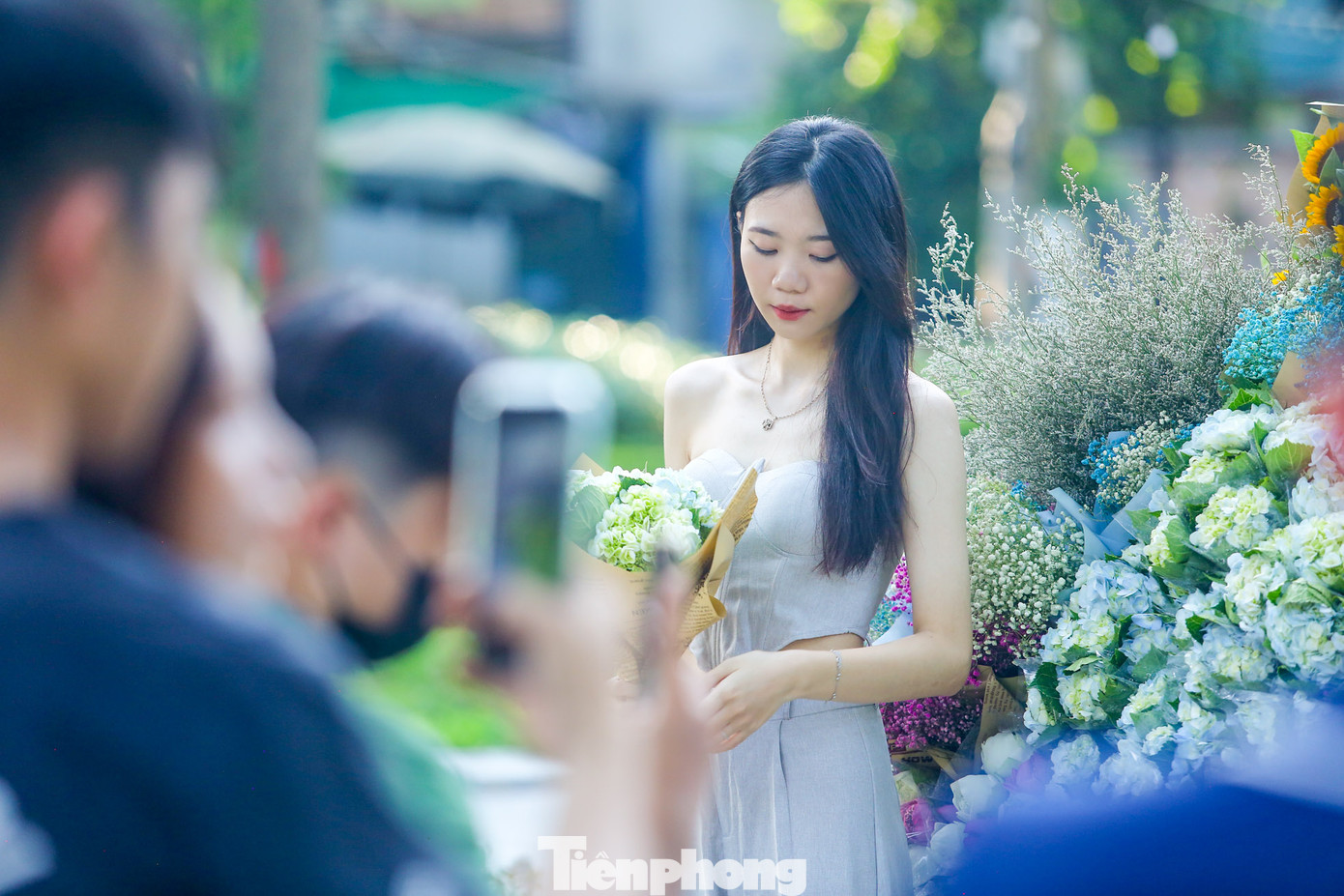 Những gánh hoa đầy sắc màu, đậm chất thu Hà Nội thu hút người dân, du khách dịp nghỉ lễ 2/9.