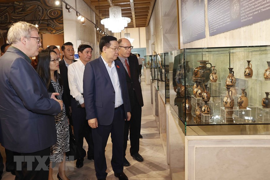 Chủ tịch Quốc hội Vương Đình Huệ và Đoàn đại biểu cấp cao Việt Nam thăm Bảo tàng Lịch sử Quốc gia Bulgaria. (Ảnh: Doãn Tấn/TTXVN) Chủ tịch Quốc hội Vương Đình Huệ và Đoàn đại biểu cấp cao Việt Nam thăm Bảo tàng Lịch sử Quốc gia Bulgaria. (Ảnh: Doãn Tấn/TTXVN)
