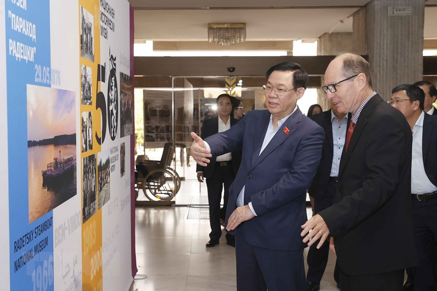 Chủ tịch Quốc hội Vương Đình Huệ và Đoàn đại biểu cấp cao Việt Nam thăm Bảo tàng Lịch sử Quốc gia Bulgaria. (Ảnh: Doãn Tấn/TTXVN) Chủ tịch Quốc hội Vương Đình Huệ và Đoàn đại biểu cấp cao Việt Nam thăm Bảo tàng Lịch sử Quốc gia Bulgaria. (Ảnh: Doãn Tấn/TTXVN)