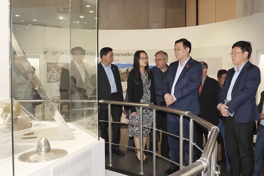 Chủ tịch Quốc hội Vương Đình Huệ và Đoàn đại biểu cấp cao Việt Nam thăm Bảo tàng Lịch sử Quốc gia Bulgaria. (Ảnh: Doãn Tấn/TTXVN) Chủ tịch Quốc hội Vương Đình Huệ và Đoàn đại biểu cấp cao Việt Nam thăm Bảo tàng Lịch sử Quốc gia Bulgaria. (Ảnh: Doãn Tấn/TTXVN)