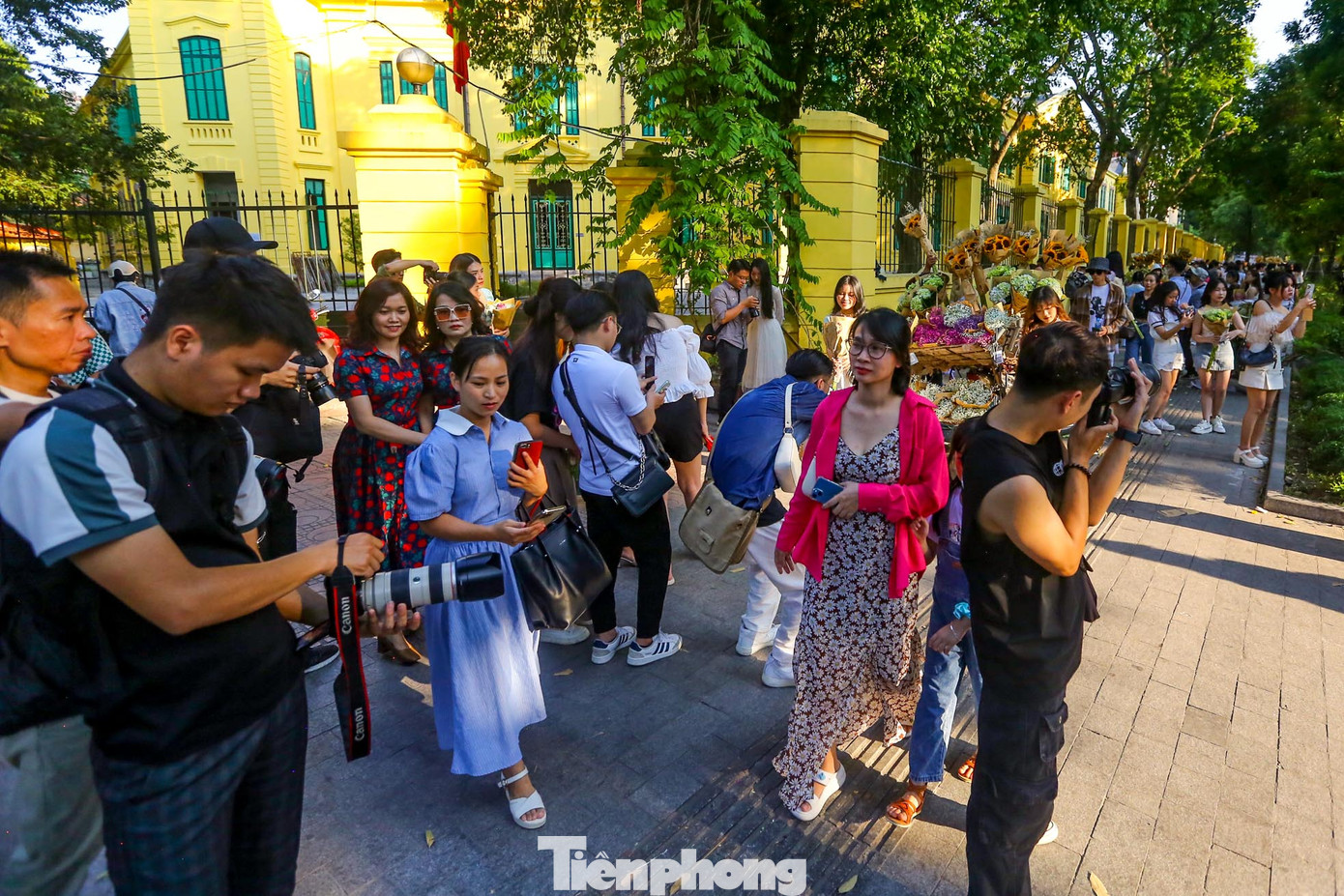 Tình trạng đông đúc kéo dài từ sáng đến chiều muộn