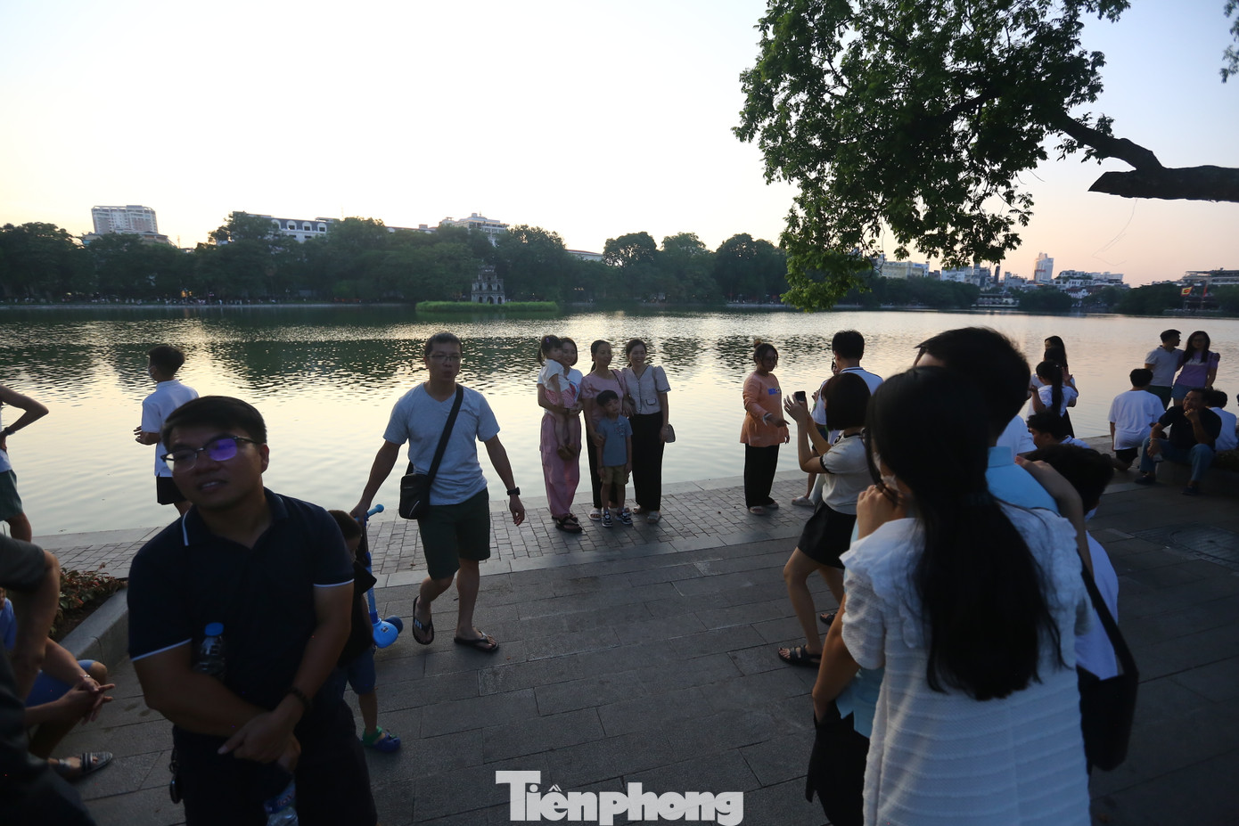 Bờ kè thu hút rất đông người chụp ảnh, hướng nhìn ra tháp Rùa.