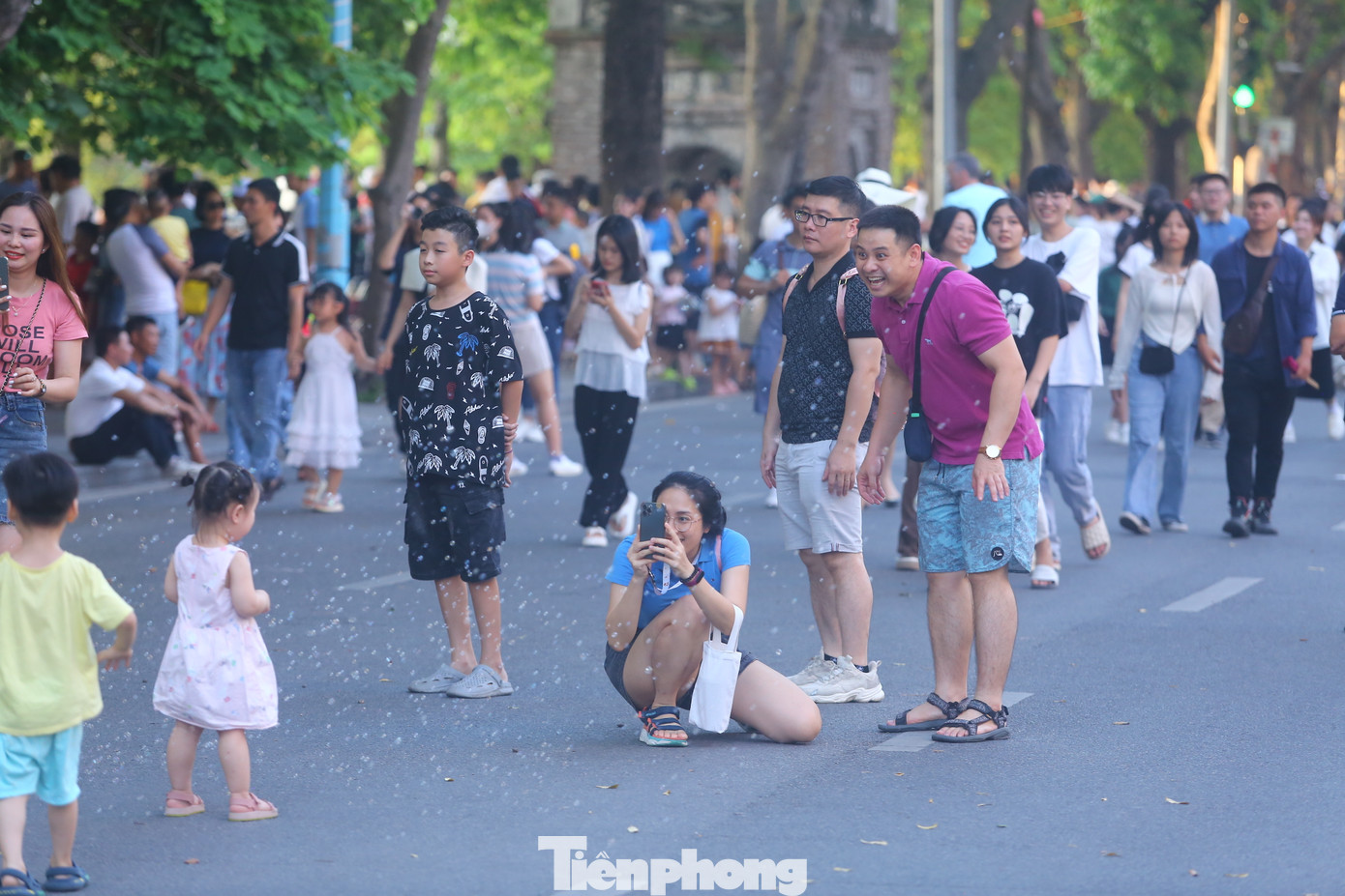 Rất đông trẻ em được gia đình đưa lên phố đi bộ trong dịp nghỉ lễ này.