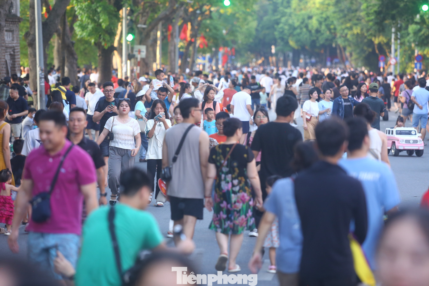 Ghi nhận của PV vào chiều tối ngày 1/9, sau thời gian nắng nóng kéo dài buổi ngày, chiều dịu nắng, hàng ngàn người dân, du khách đến phố đi bộ hồ Hoàn Kiếm trong ngày đầu tiên kỳ nghỉ lễ 2/9. Các điểm quen thuộc như vườn hoa tượng đài Lý Thái Tổ, đền Ngọc Sơn, ngã tư Hàng Bài... đều đông nghịt.