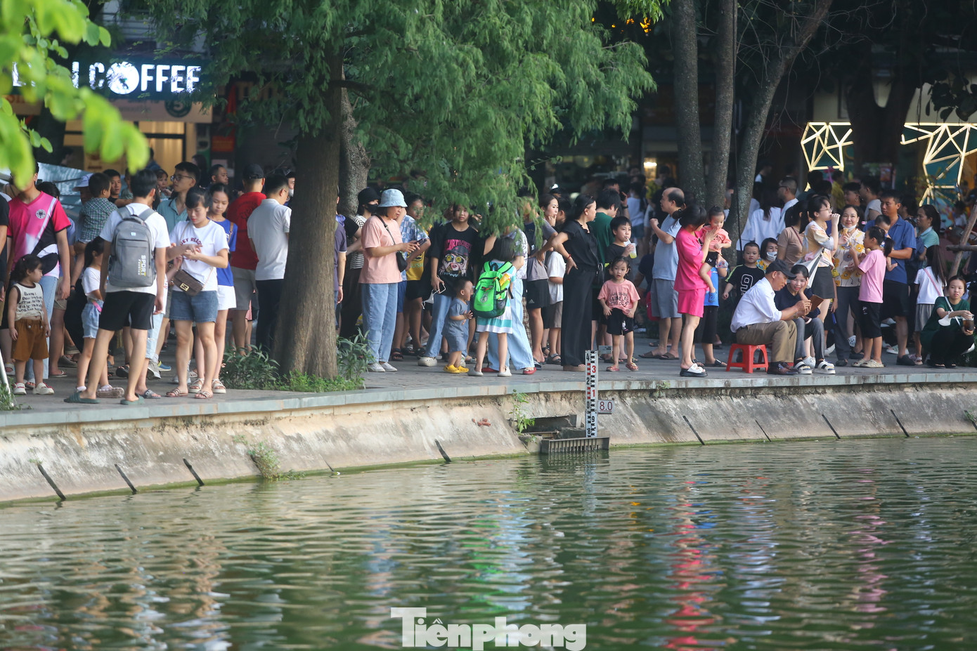 Khu vực bờ kè thu hút người dân, du khách đến hóng gió trong thời tiết mát dịu.