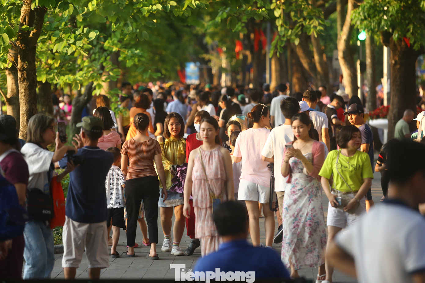 Đường phố chật ních người.