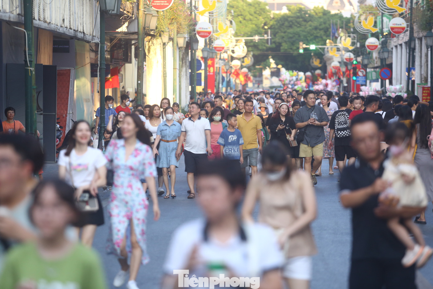 Người dân kéo về phố đi bộ hồ Hoàn Kiếm khu vực phố Tràng Tiền.