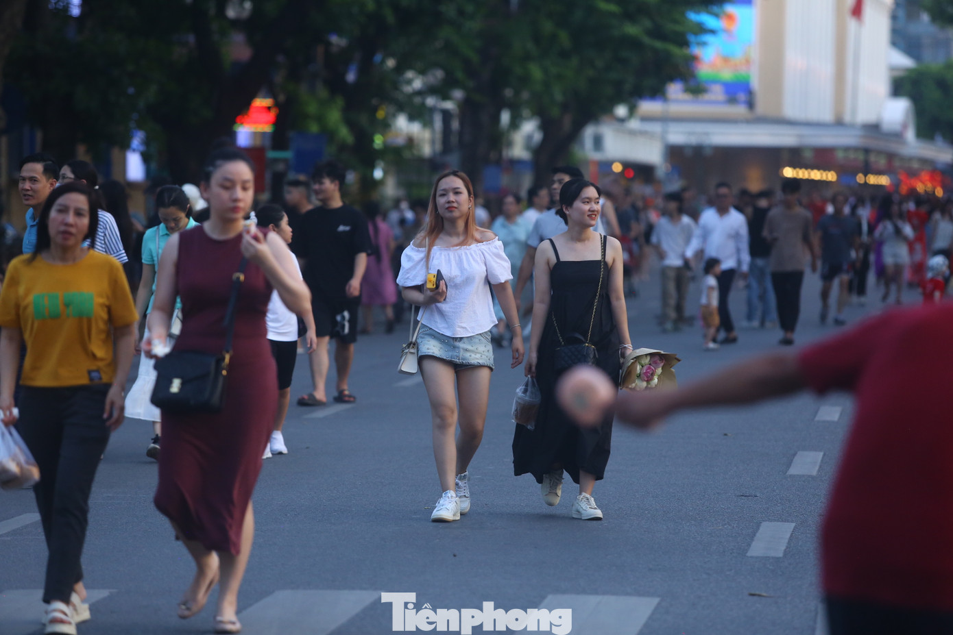 Càng về tối, lượng khách đến phố đi bộ hồ Gươm càng đông.