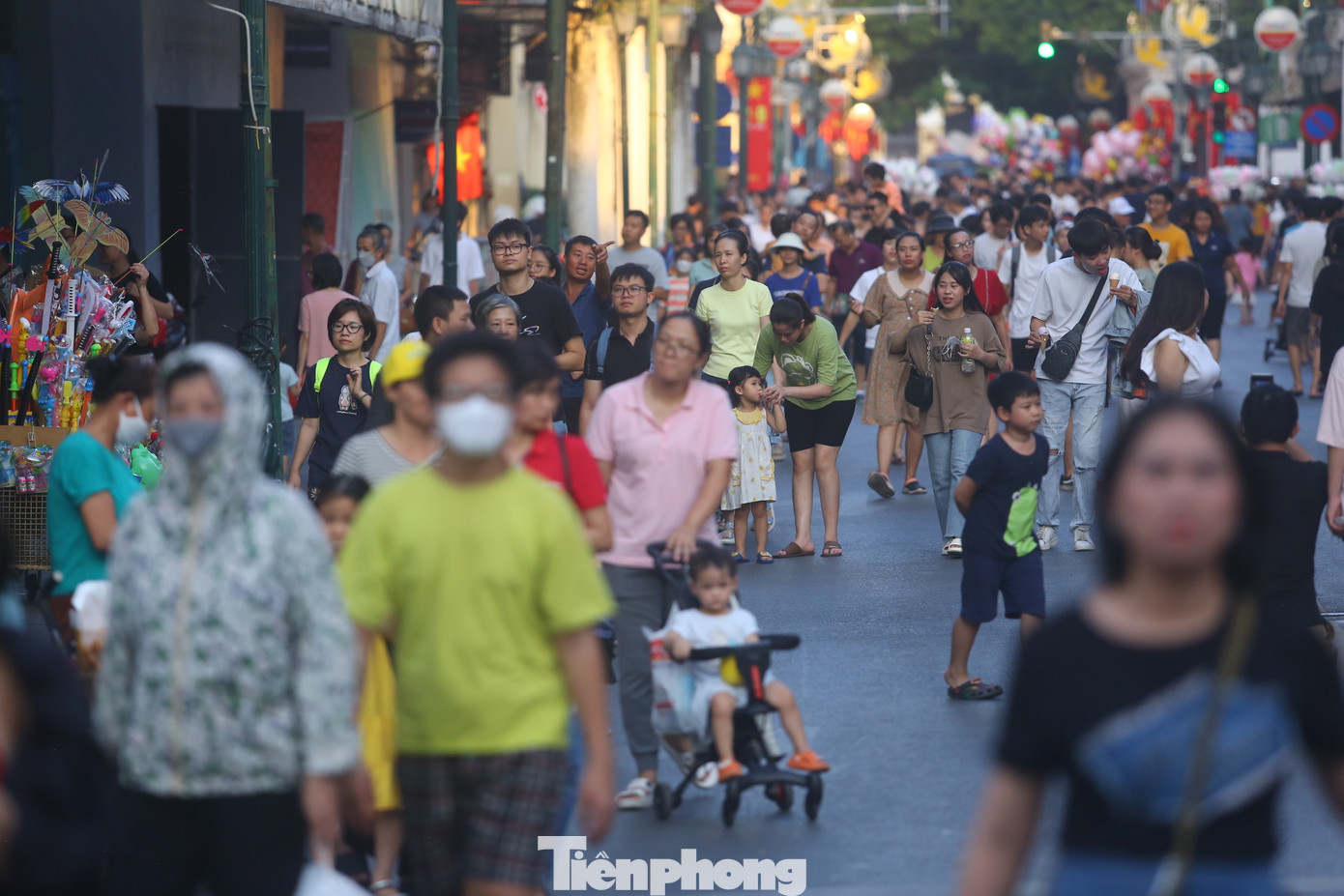 Thời tiết tại Hà Nội mát mẻ vào chiều tối khiến chuyến vui chơi trên khu vực hồ Hoàn Kiếm vui vẻ và thoải mái hơn.