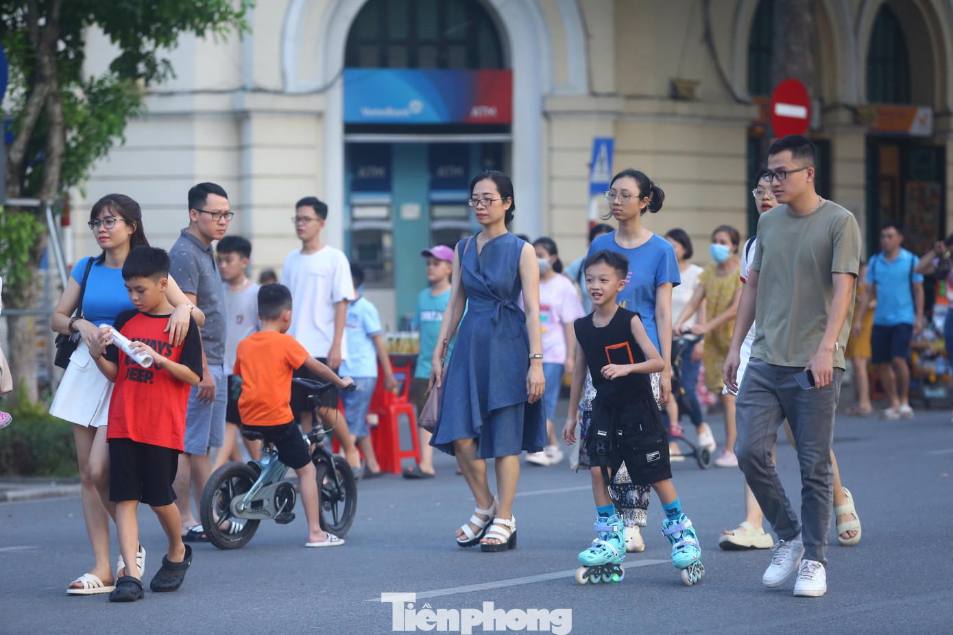 Thay vì đi chơi xa hay về quê, nhiều người chọn ở lại Hà Nội trong dịp nghỉ lễ Quốc khánh 2/9.