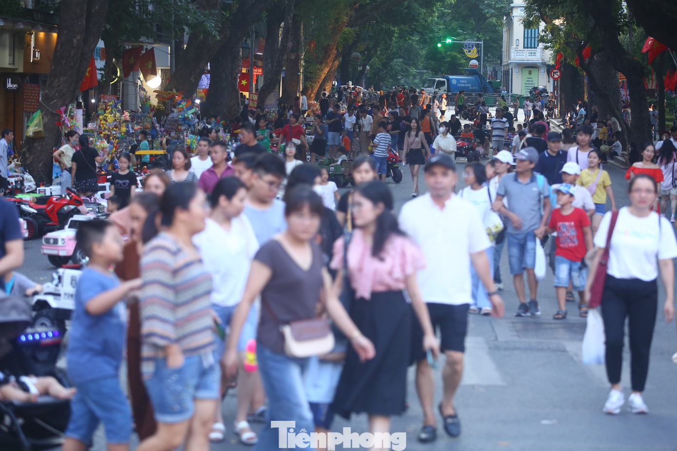 Phố Hàng Khay đông nghịt.