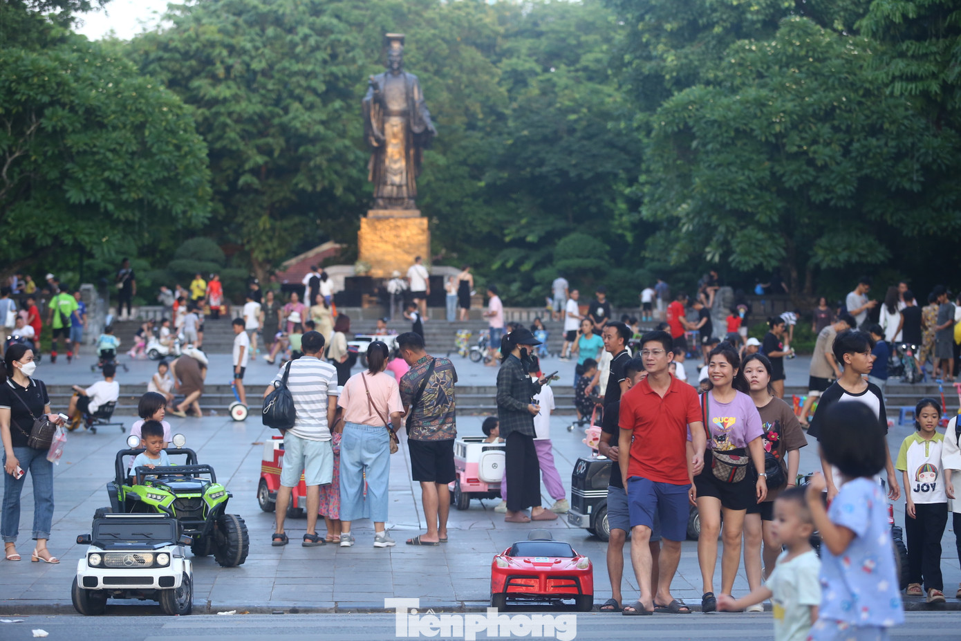 Vườn hoa Lý Thái Tổ thu hút rất đông du khách.