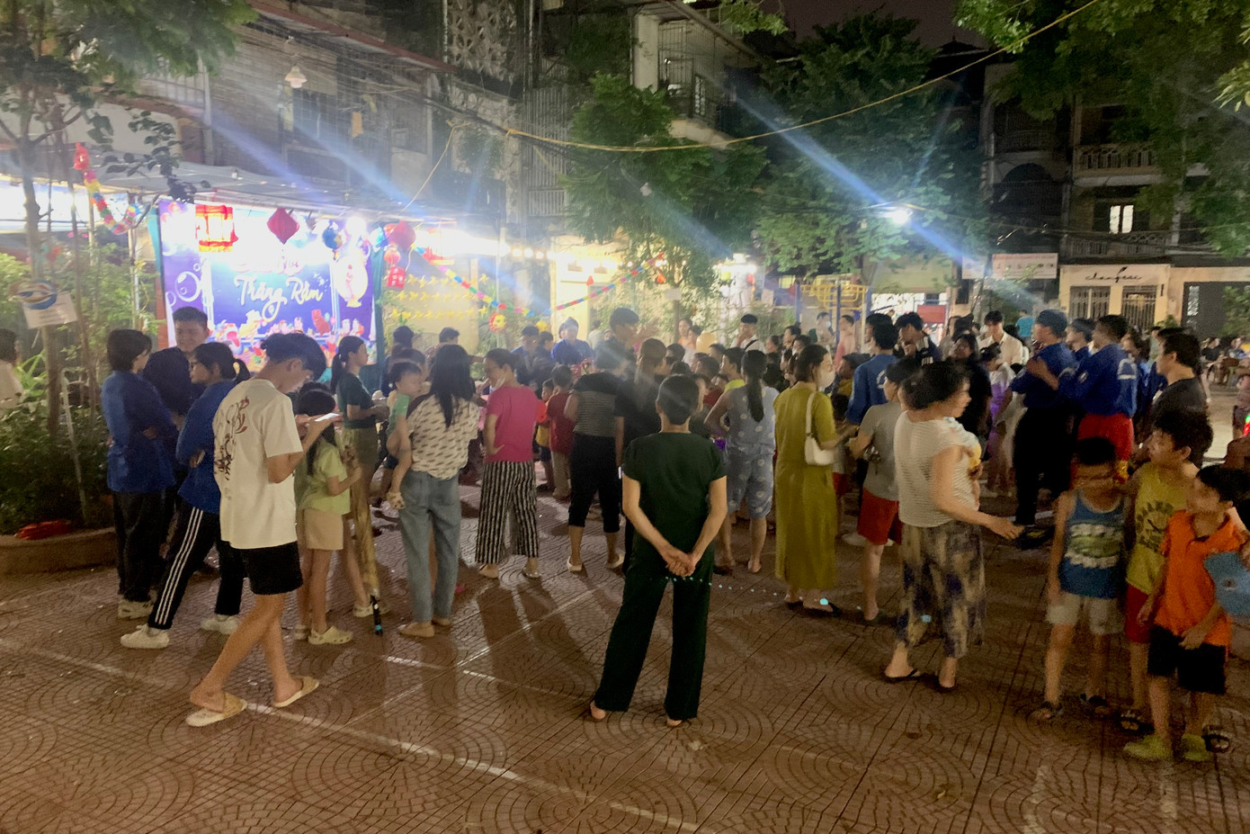 Không khí Trung thu bao phủ sân vui chơi thuộc một khu chung cư cũ ở phố Khương Thượng (quận Đống Đa, Hà Nội). Không khí Trung thu bao phủ sân vui chơi thuộc một khu chung cư cũ ở phố Khương Thượng (quận Đống Đa, Hà Nội).
