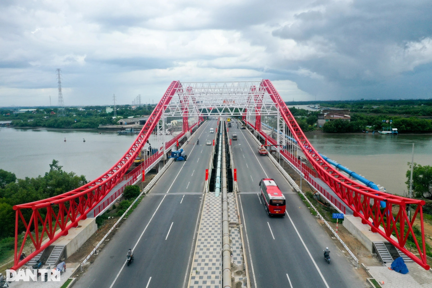 Dự án chỉnh trang kiến trúc cầu Cỏ May có tổng mức đầu tư gần 115 tỷ đồng, được xem là biểu tượng cổng chào mới của TP biển Vũng Tàu trên quốc lộ 51 vừa hoàn thiện kỹ thuật dịp 2/9.