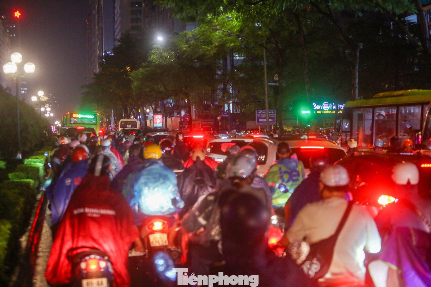 Các phương tiện nhích từng bước trên đường Lê Văn Lương (quận Thanh Xuân), xe buýt nhanh "chôn chân".