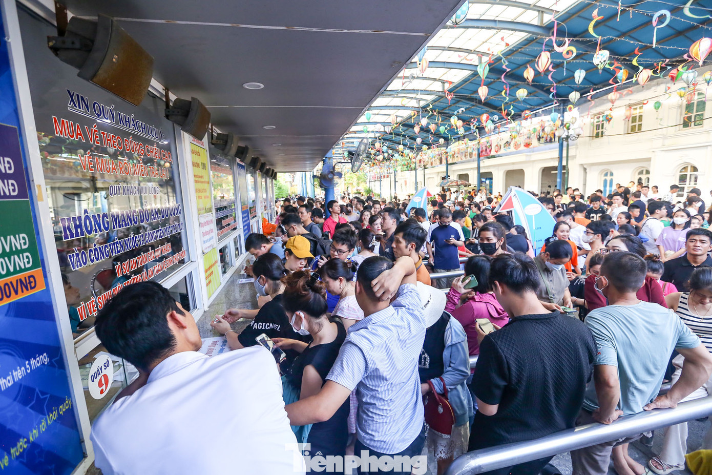 Khu vực bán vé đông nghẹt người, đặc biệt vào lúc 17h chiều, khi giá vé chỉ còn một nửa. Tuy nhiên phải xếp hàng mất 15-20 phút mới đến lượt.