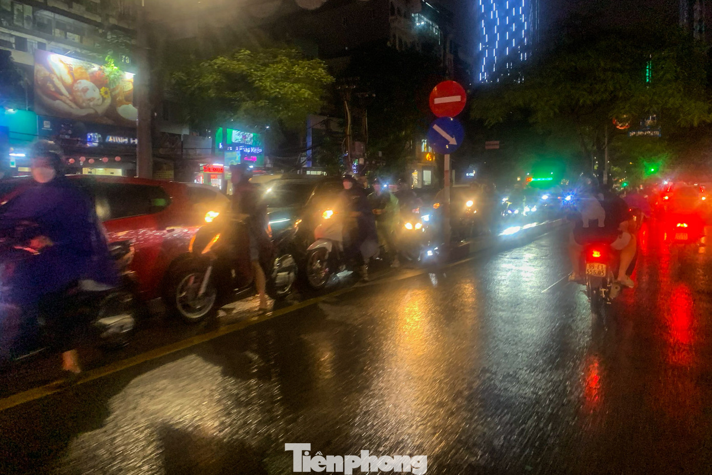 Xe máy, ô tô vẫn nối đuôi nhau di chuyển rất khó khăn, ùn tắc cục bộ trên phố Láng Hạ (quận Đống Đa).