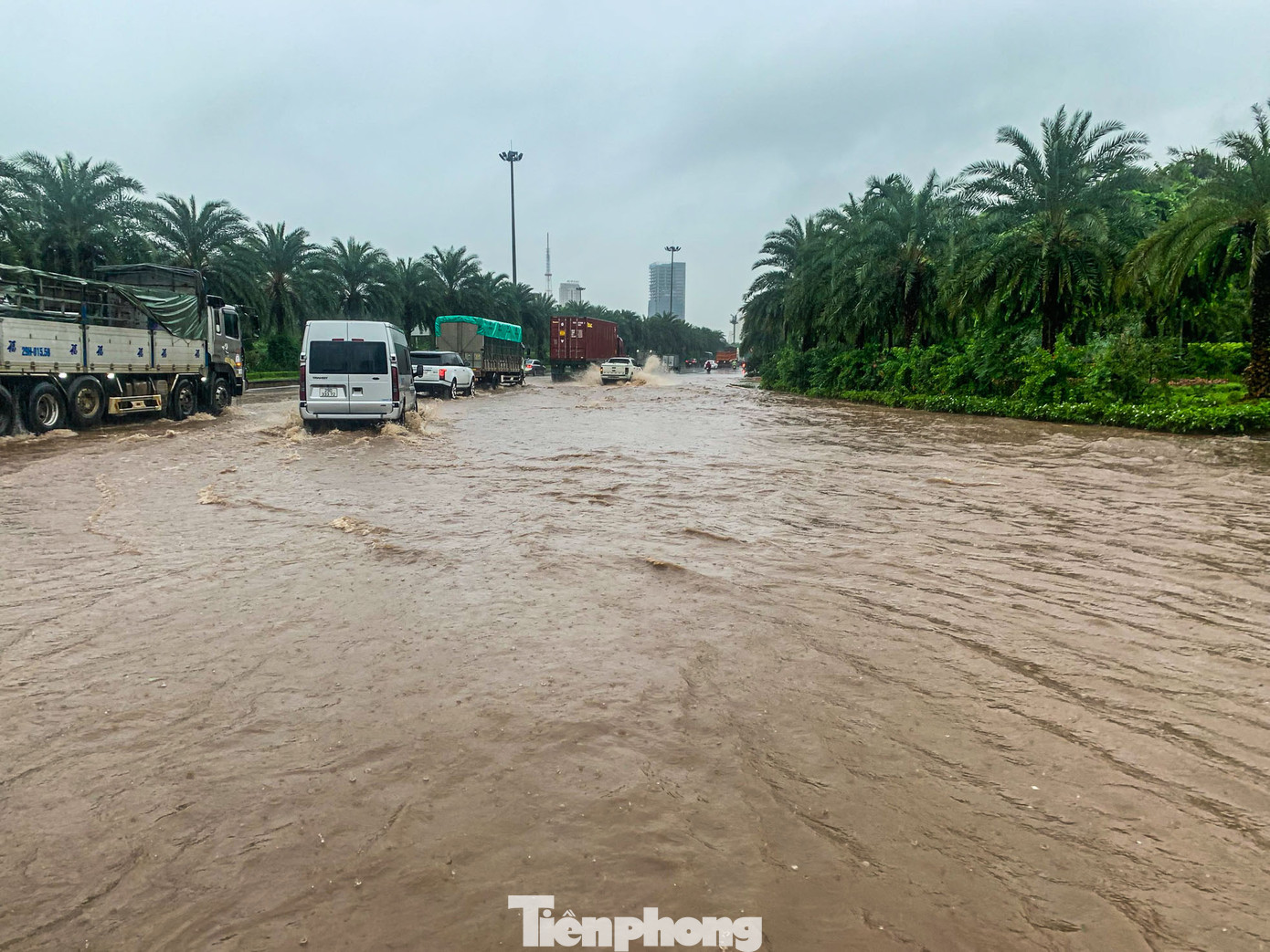 Đại lộ Thăng Long ngập sâu trong biển nước.