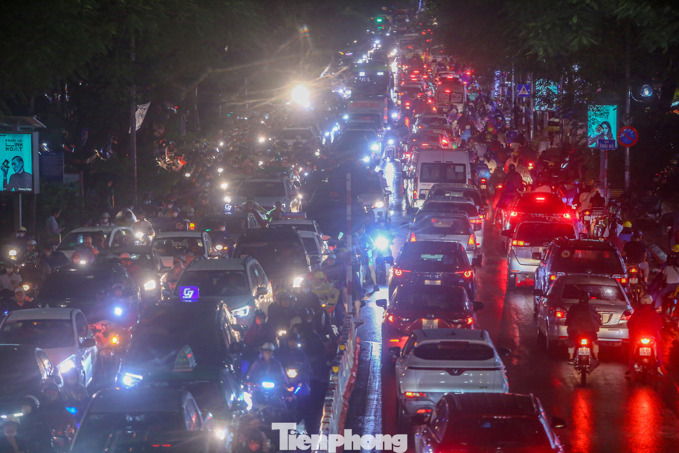 Phố Thái Hà (quận Đống Đa) tắc nghẹt dưới mưa lúc 19h.