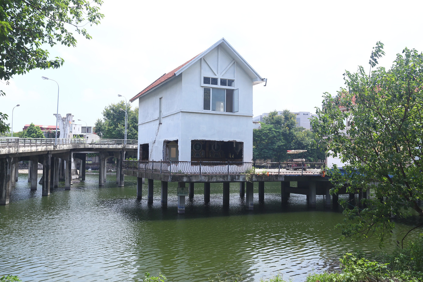 Khu nhà vẫn ngổn ngang giữa hồ.