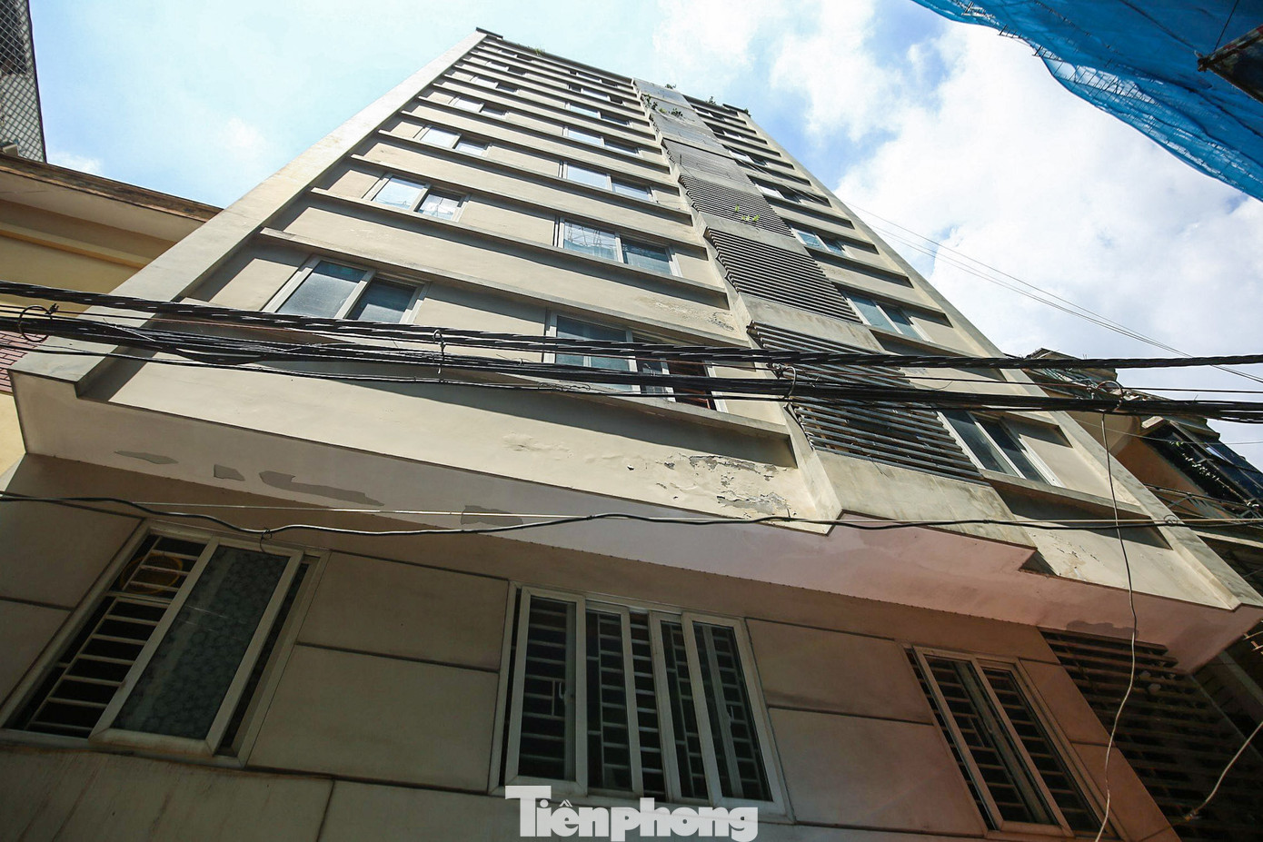 Từ tầng 2 trở lên, mặt sàn được "cơi nới" khoảng 1m để tăng diện tích căn hộ.