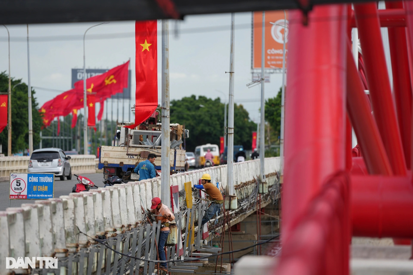 Công nhân đang tháo lắp hệ thống cáp quang ở cầu cũ để tạo không gian mỹ quan cho cầu Cỏ May khi cầu thép "Hải Âu tung cánh" sắp khánh thành. Trước đó cầu Cỏ May cũ "gánh" lượng dây cáp quang khá lớn được kéo dọc 2 bên hành lang cầu.