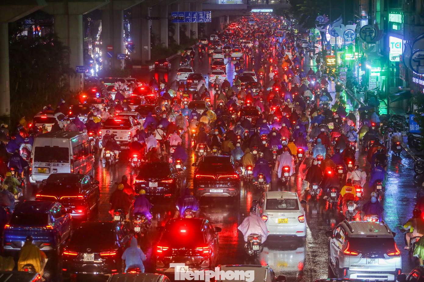 Trời tối mịt, đường Nguyễn Trãi (quận Thanh Xuân) vẫn ùn tắc các phương tiện.