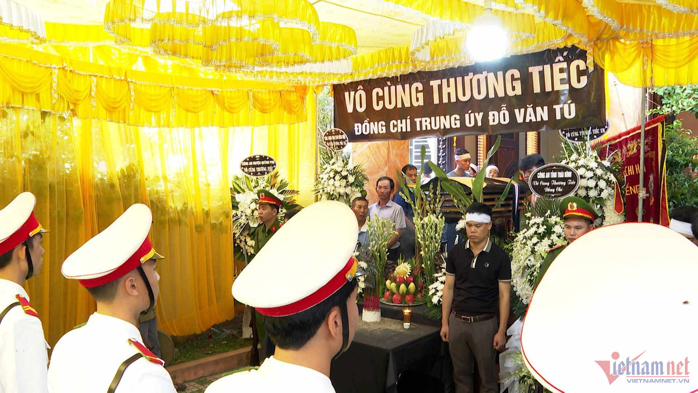 Đồng đội dâng hoa trắng tiễn đưa chiến sĩ công an trẻ về nơi yên nghỉ cuối cùng. Đồng đội dâng hoa trắng tiễn đưa chiến sĩ công an trẻ về nơi yên nghỉ cuối cùng.