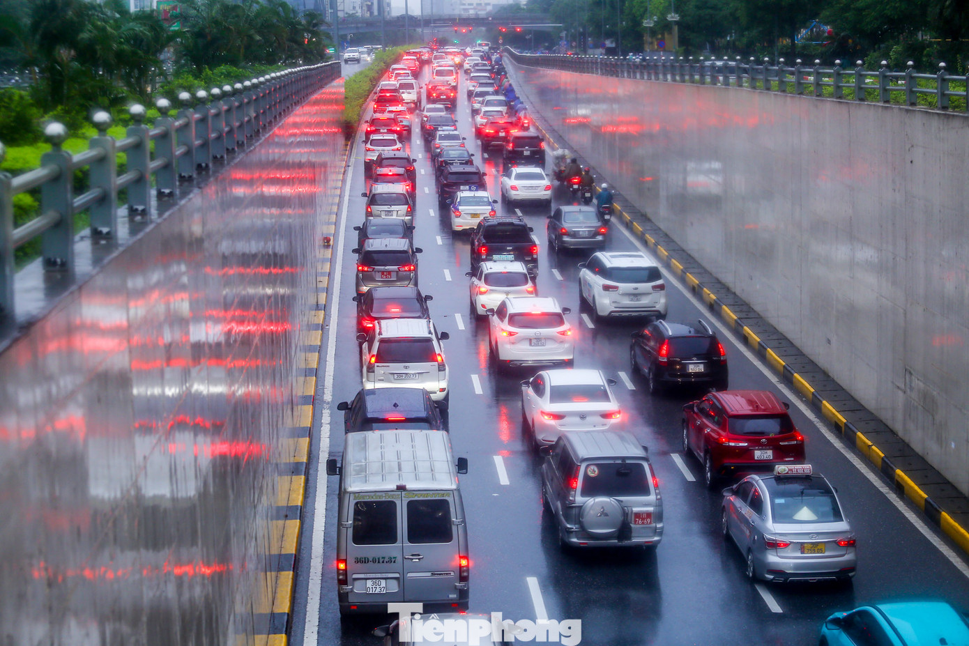 Giao thông tê liệt hàng giờ tại đường Đại lộ Thăng Long.