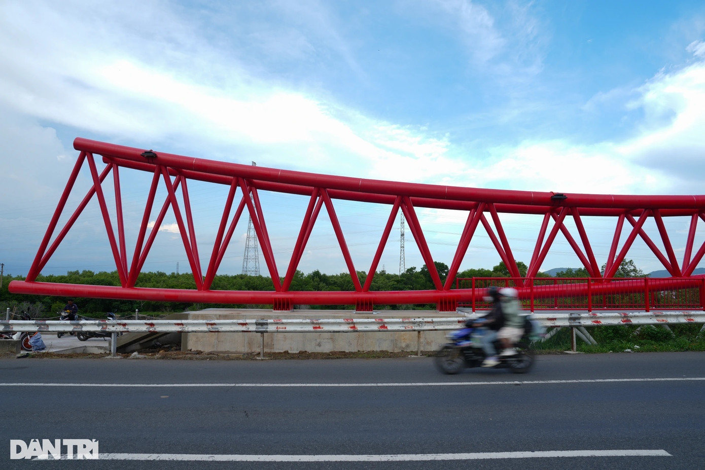 Hệ giàn thép hình cánh chim hải âu có chiều dài hơn 300m. Toàn bộ công trình có khối lượng thép gần 2.000 tấn. Những khối giàn thép nặng từ 10 - 25 tấn đều được vận chuyển tới công trường bằng sà lan, sau đó cẩu từ sà lan lên để lắp ghép.