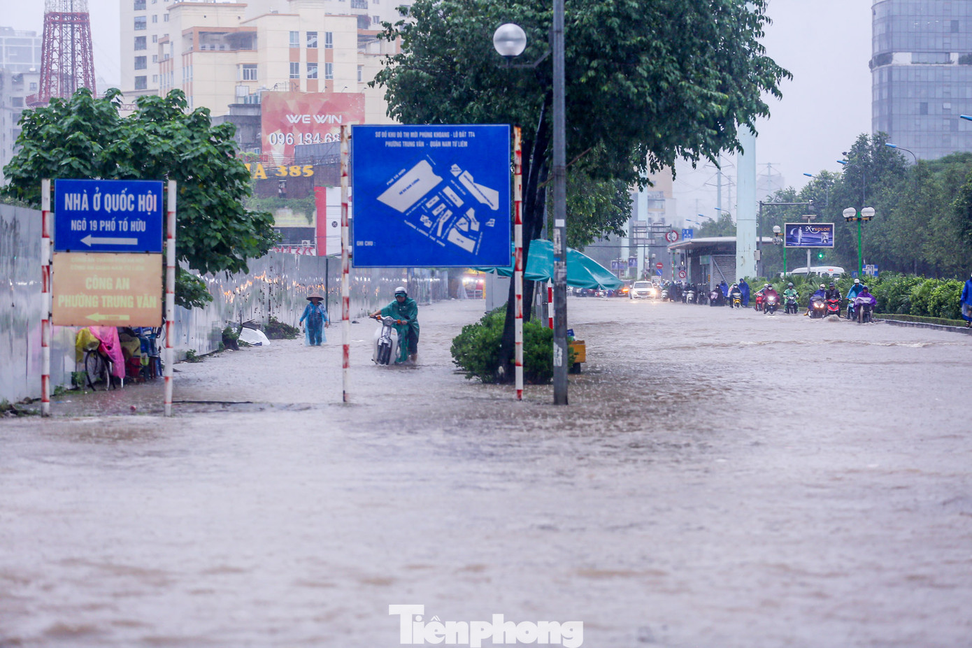 Xe máy tìm cách dắt qua, ô tô không dám lao vào biển nước.