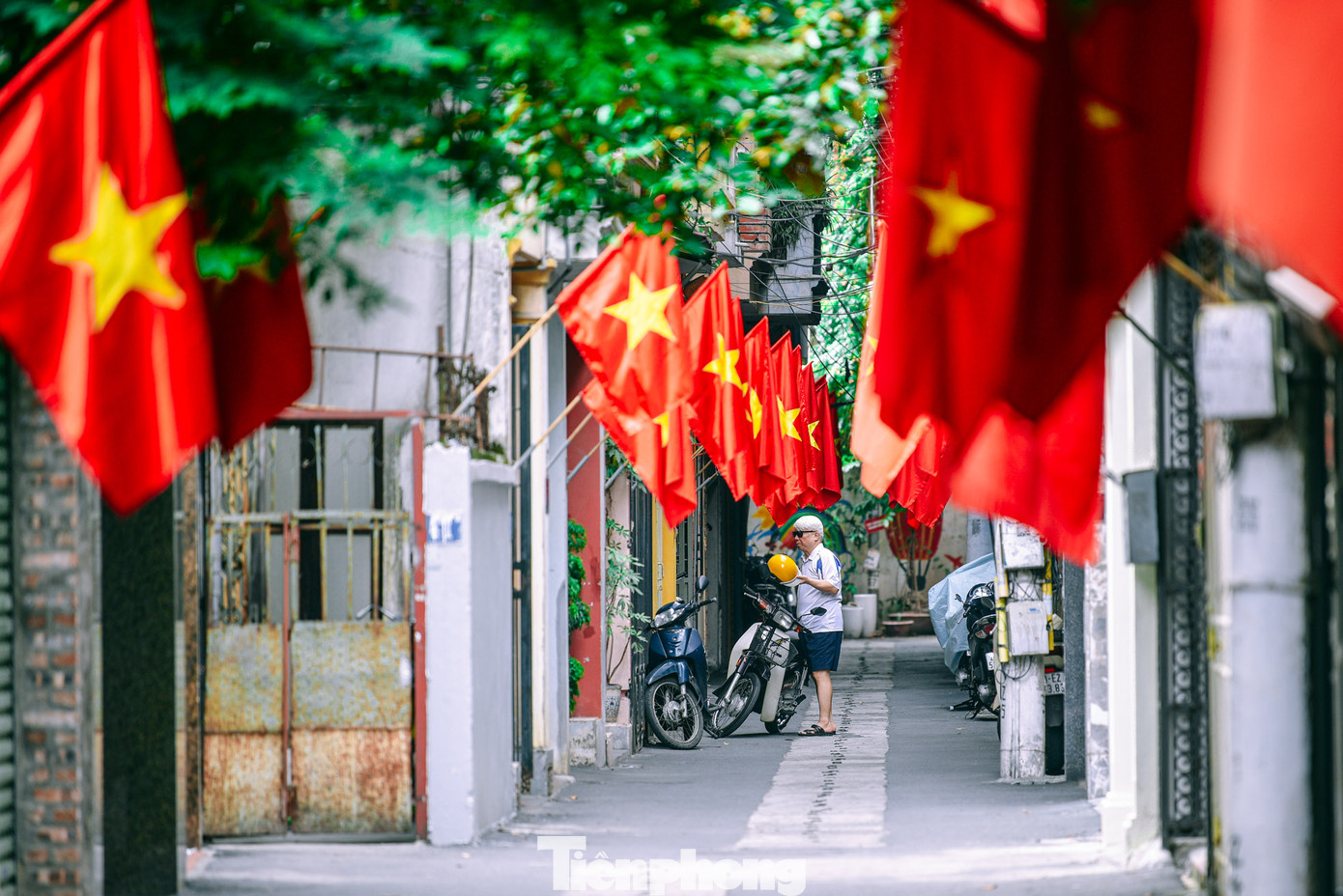 Hàng cờ thẳng tắp trong một con ngõ nhỏ phố Tô Vĩnh Diện.