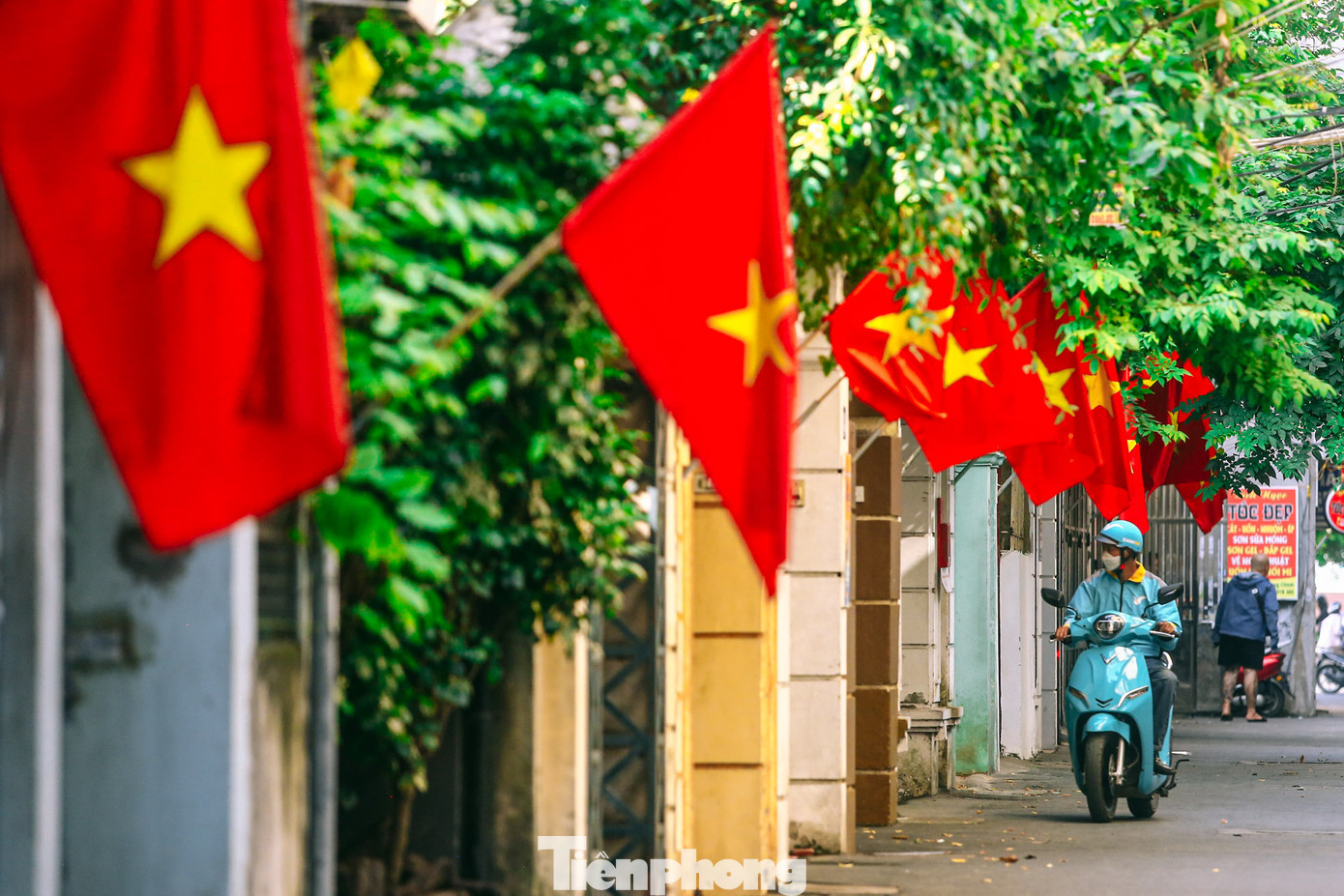 Cờ Tổ quốc được các gia đình treo cao, trang trọng trước cửa nhà.