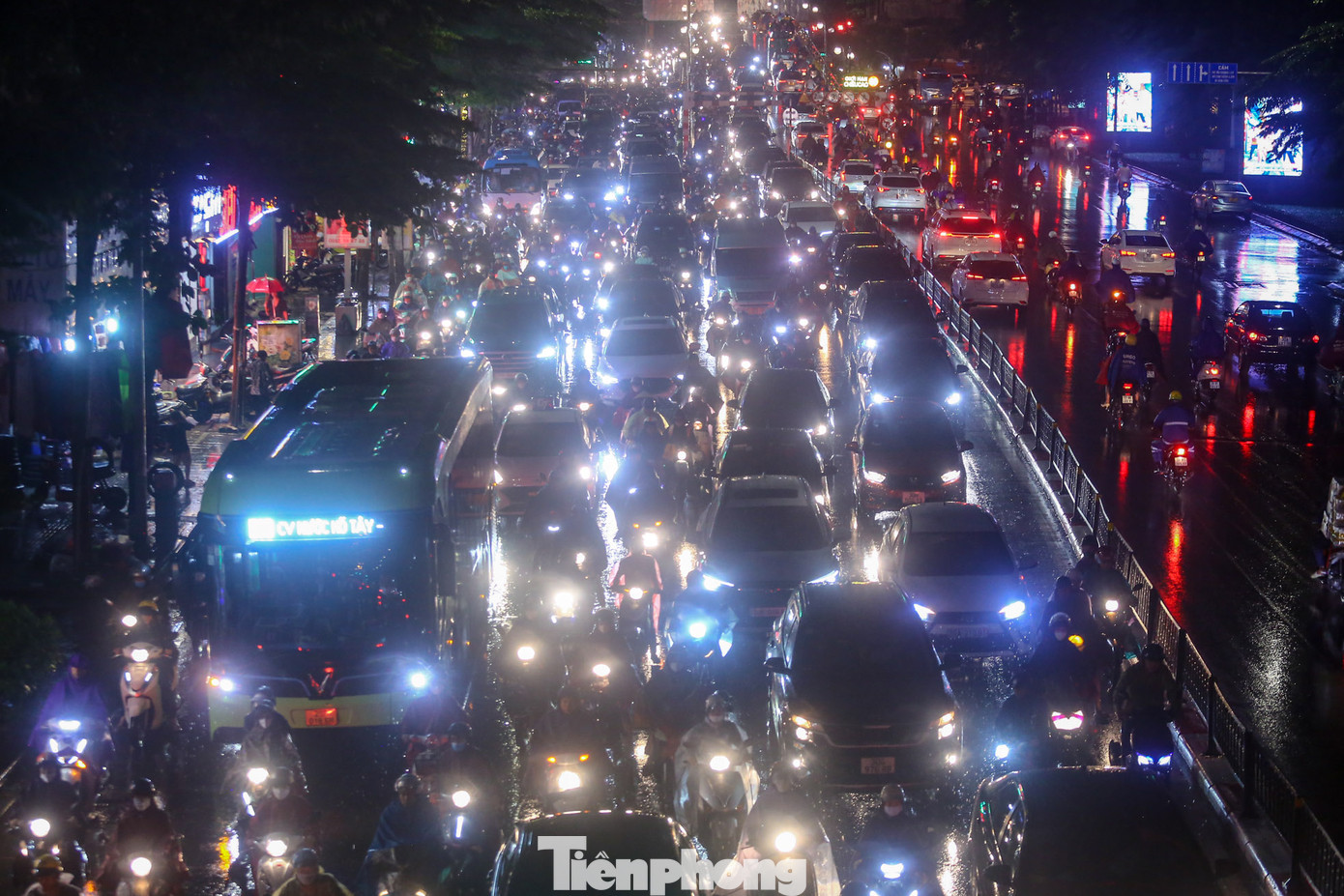 Hình ảnh trên tuyến phố Tây Sơn (quận Đống Đa) lúc 18h45.