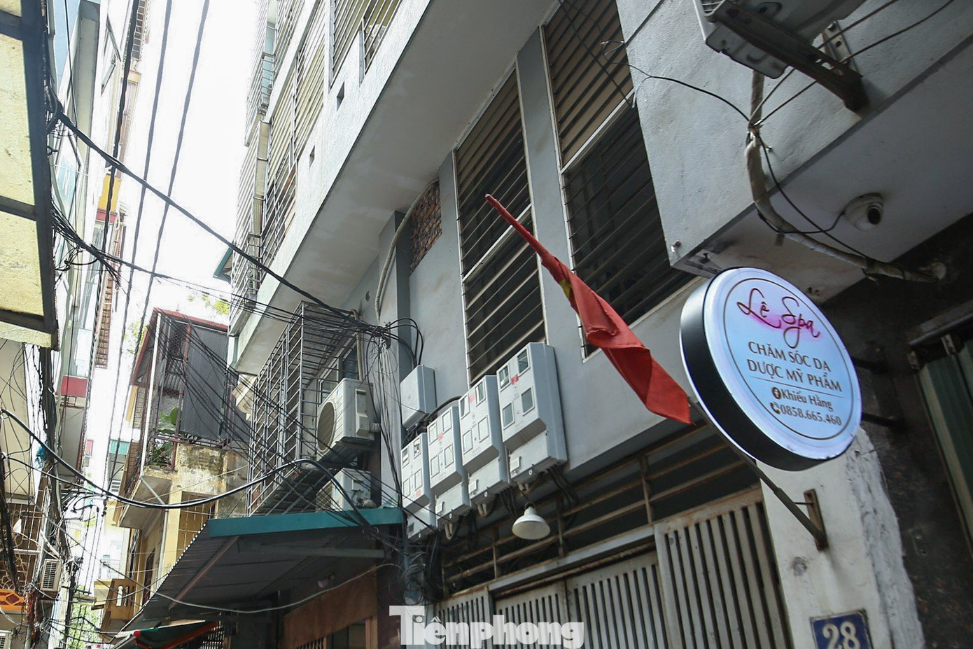 Theo quan sát, chung cư này chỉ có một lối thoát nạn ở tầng 1, bên trên đều được xây dựng "chuồng cọp", được hàn kín bằng những thanh sắt.