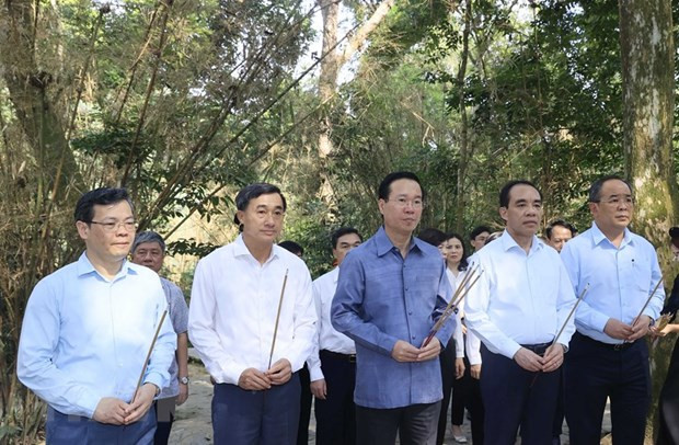 Chủ tịch nước Võ Văn Thưởng dâng hương tưởng nhớ Chủ tịch Hồ Chí Minh tại Lán Nà Nưa trong Khu Di tích Lịch sử Quốc gia Đặc biệt Tân Trào, huyện Sơn Dương, tỉnh Tuyên Quang. (Ảnh: Thống Nhất/TTXVN)