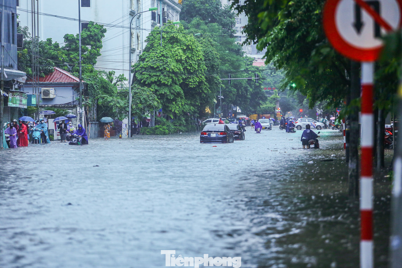 Phố Nguyễn Tuân chìm sâu trong biển nước, các phương tiện gần như không thể lưu thông trên tuyến đường này.