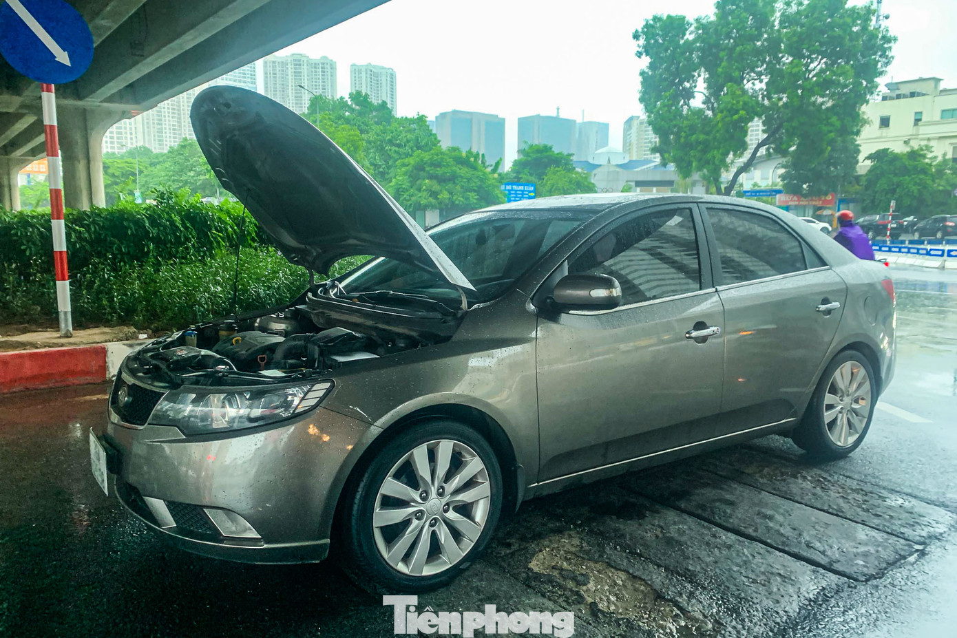 Một xe ô tô con chờ cứu hộ sau khi thoát ra khỏi biển nước.