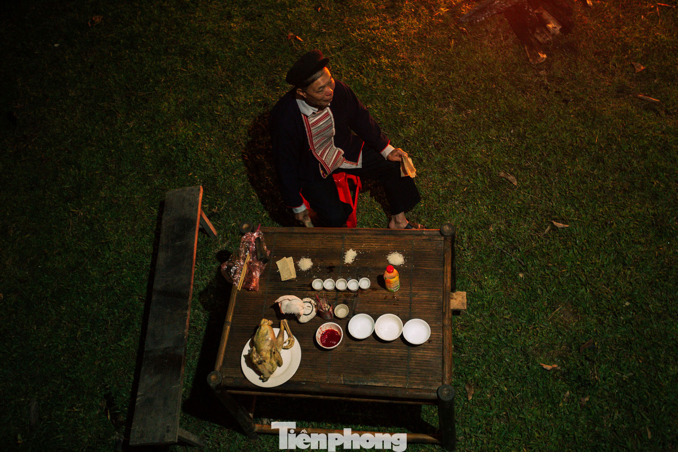 Lễ Nhảy lửa ra đời, lưu truyền và trở thành nghi lễ truyền thống không thể thiếu của mỗi dòng họ trong cộng đồng dân tộc Dao (ngành Dao đỏ). Vào dịp đầu năm, tùy vào điều kiện của mỗi dòng họ, lễ Nhảy lửa sẽ được tổ chức mỗi năm một lần hoặc hai đến ba năm một lần hoặc nhiều hơn tùy điều kiện của từng dòng họ. Lễ thường được tổ chức để mừng vụ thu hoạch hoa màu vừa kết thúc đồng thời xua đuổi tà ma, những điều xấu, những điều xui xẻo của năm cũ, cầu thần Lửa mang lại sự ấm áp, bình an, sức khoẻ dồi dào cầu phúc, cầu may, cầu cho cây trái sai hoa và cầu các vị thần linh phù hộ cho dòng tộc và dân bản an khang thịnh vượng con cháu không bị ốm đau bệnh tật.