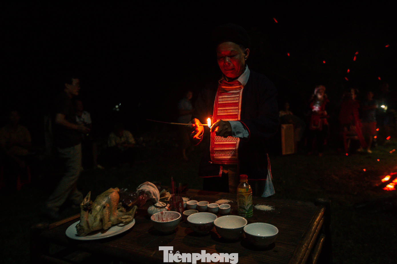 Thầy cúng có uy tín tại làng làm lễ trước khi nhảy lửa.