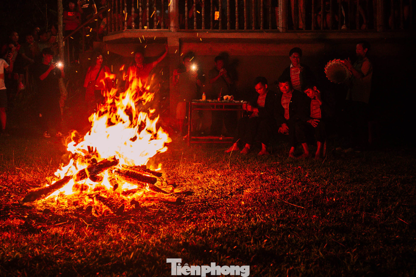 Khi đống củi rừng rực bốc cháy, thầy cúng xin quẻ âm dương. Được thần lửa đồng ý, thầy cúng sẽ ban phép cho những chàng trai tham gia nhảy lửa.