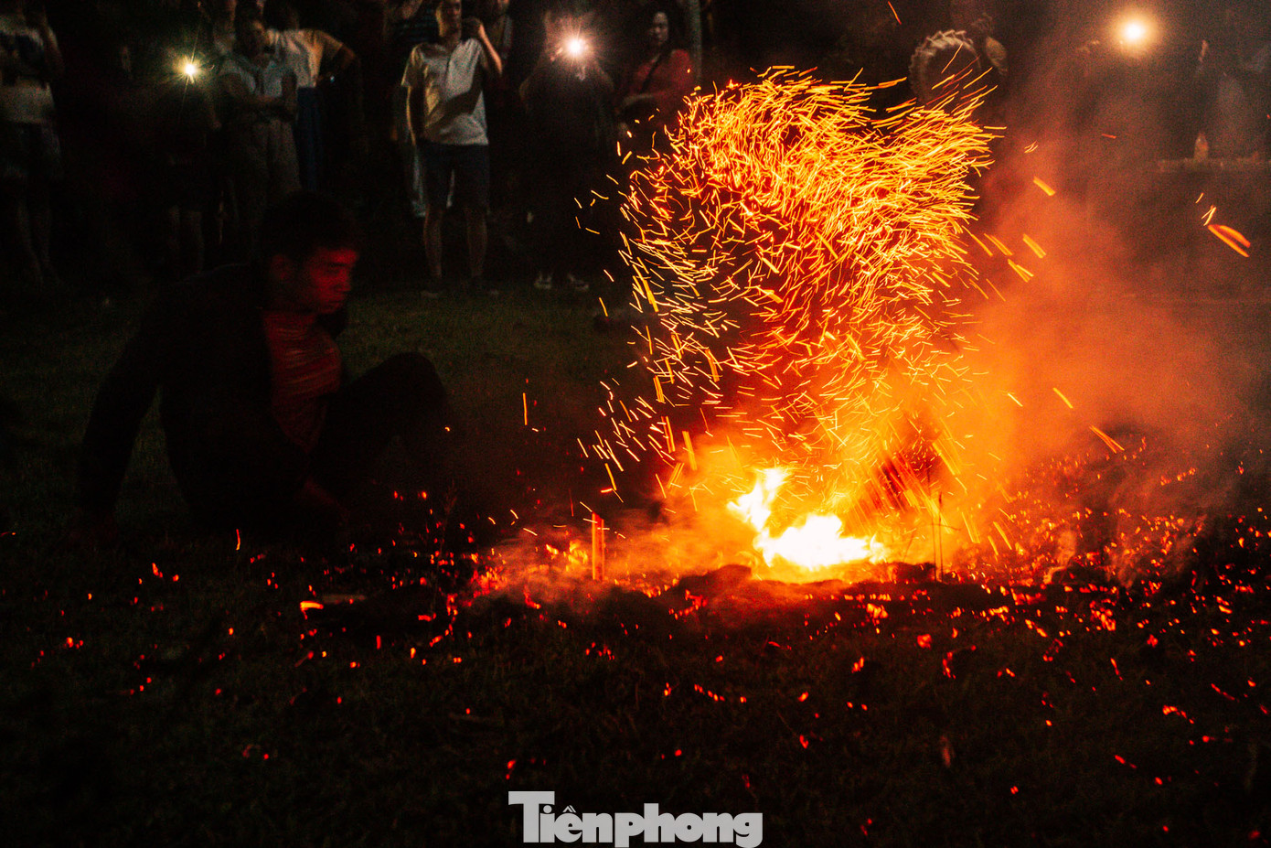 Những chàng trai sau khi tham gia Lễ hội Nhảy lửa luôn nhận được sự thán phục, ngưỡng mộ và tình cảm yêu mến của các cô gái Dao. Bởi người Dao đỏ quan niệm, nhảy lửa thể hiện sức mạnh, sự gan dạ, lòng dũng cảm, khéo léo, nhanh nhẹn của người đàn ông.