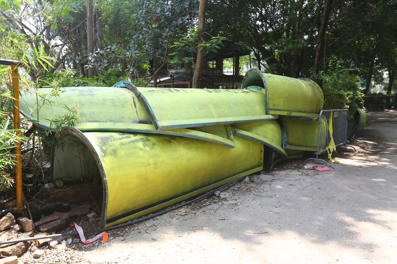 Máng trượt nước đã được tháo dỡ, chất đống trên đường.