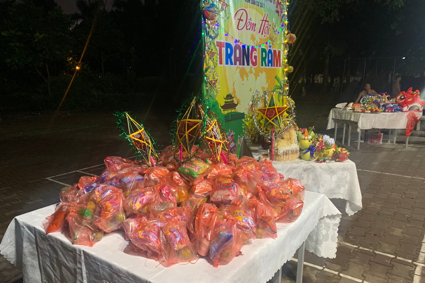 Được biết, BTC đã chuẩn bị 50 suất quà cùng với những trò chơi dân gian để phục vụ các cháu thiếu nhi. Được biết, BTC đã chuẩn bị 50 suất quà cùng với những trò chơi dân gian để phục vụ các cháu thiếu nhi.