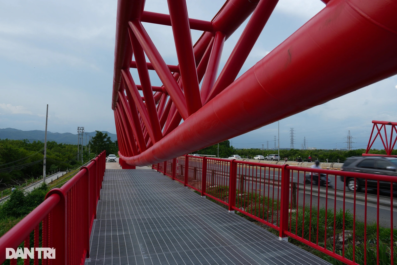 Công trình chỉnh trang cầu còn thiết kế hai lối đi bộ hai bên rộng, lan can cao hơn 1m thuận tiện cho khách tham quan, chụp ảnh.