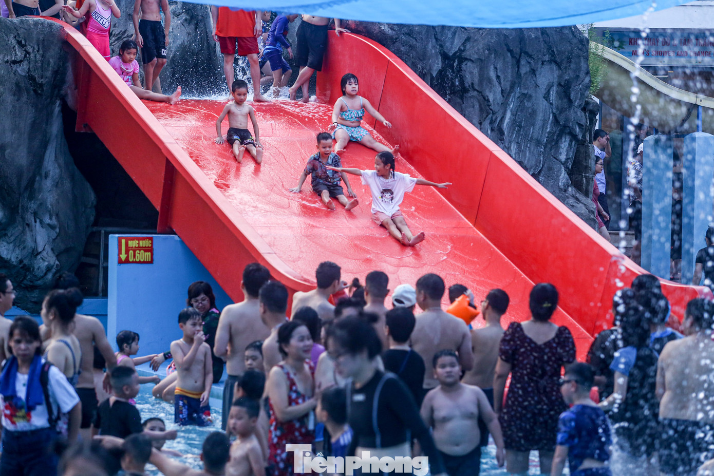 Khu trượt nước thu hút nhiều thiếu nhi.
