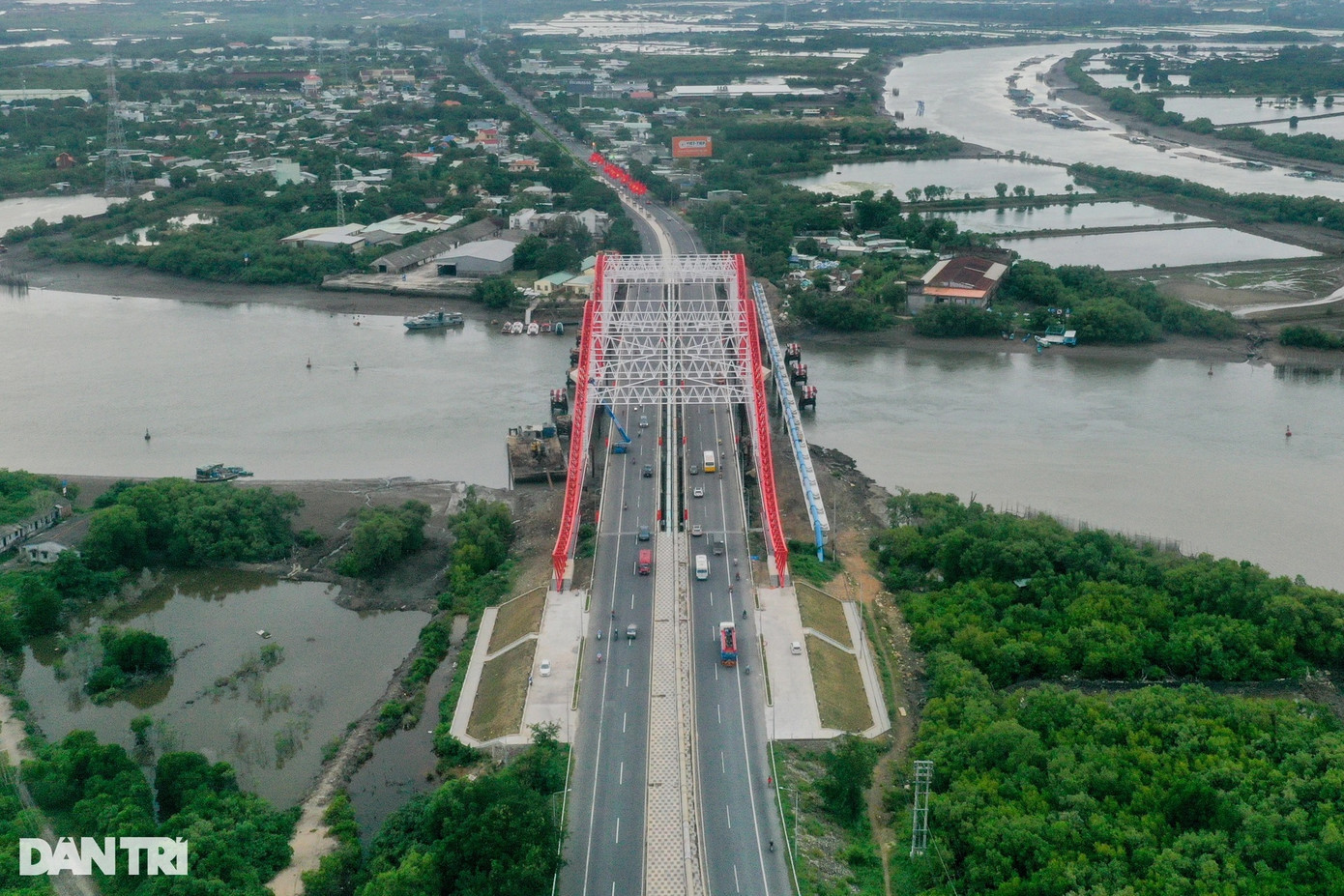 Theo ông Trần Thanh Tịnh, Giám đốc Ban quản lý Dự án chuyên ngành dân dụng và công nghiệp, dự án chỉnh trang cầu Cỏ May cơ bản đã hoàn thiện. Hiện công nhân các nhà thầu đang lắp đèn và dọn vệ sinh xung quanh cầu. "Hình dáng cầu Cỏ May cách điệu từ cánh chim hải âu thể hiện được ước mơ bay cao, bay xa, thể hiện sức trẻ vươn lên mạnh mẽ và sự kết nối khắng khít giữa hai thành phố: Vũng Tàu và Bà Rịa, hướng tới một xã hội văn minh hiện đại, năng động và thân thiện", chia sẻ về ý nghĩa công trình mới.