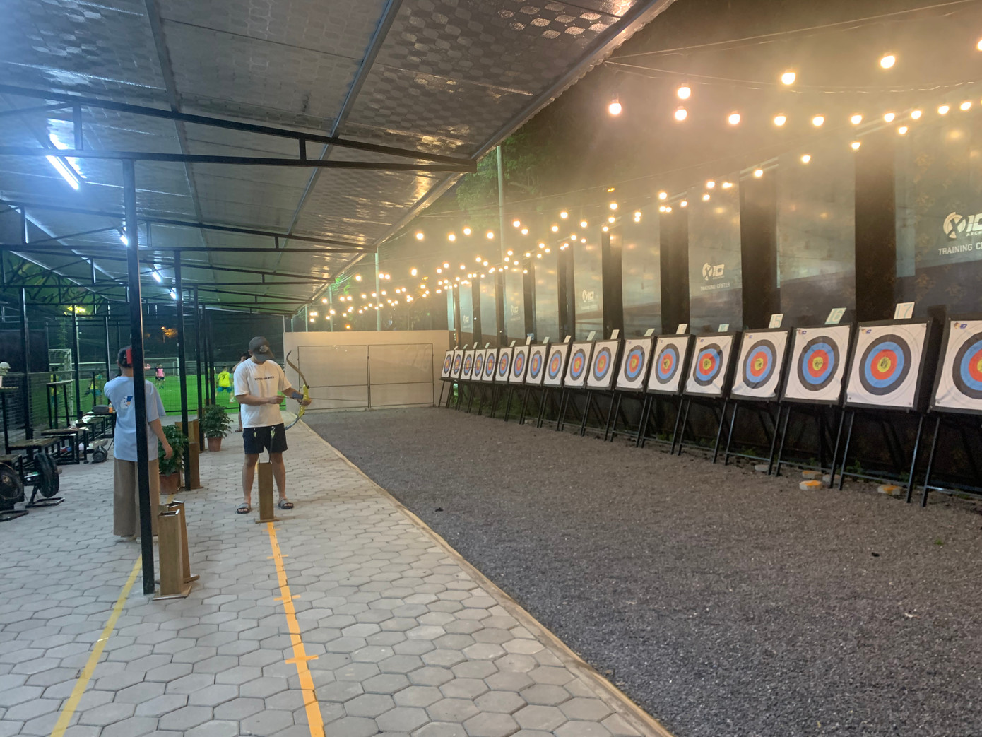 Theo quan sát của PV, thời gian chơi thường vào sau 17h30 hàng ngày và 2 ngày cuối tuần. Người chơi đến đây chịu hai khoản phí là thuê sân và thuê cung. Theo tìm hiểu, ngày thường, giá trong giờ đầu là 80.000 đồng/giờ, giờ tiếp theo là 50.000 đồng/giờ. Cuối tuần giờ đầu là 150.000 đồng/giờ, giờ tiếp theo là 50.000 đồng/giờ. Giá thuê cung là 70.000 đồng/buổi ngày thường, 80.000 đồng/buổi ngày cuối tuần.