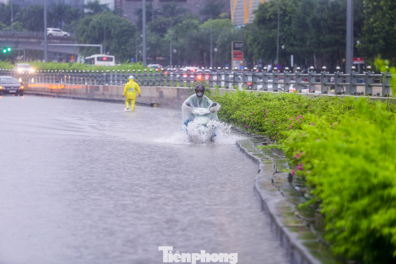 Một phương tiện xe máy liều mình lao qua biển nước.